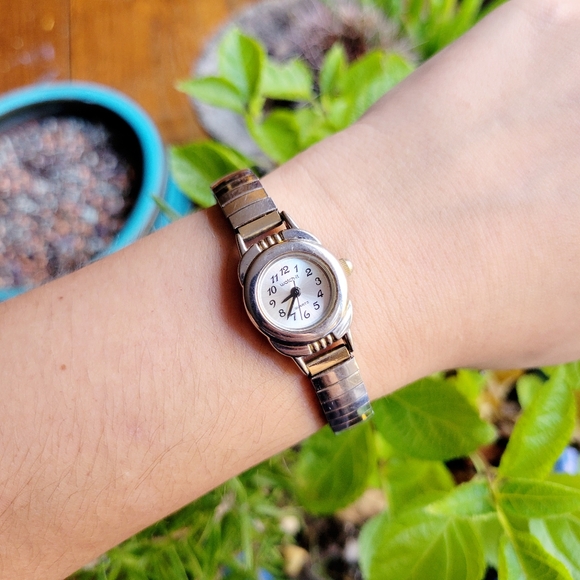 Vintage Watchit Classic Womens Womans Silver & Gold Analog Dainty Stretch Watch - Picture 1 of 6